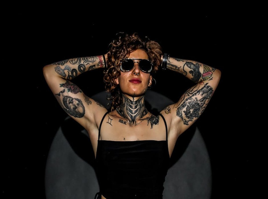 cuello tatuajes de laureles en el pecho