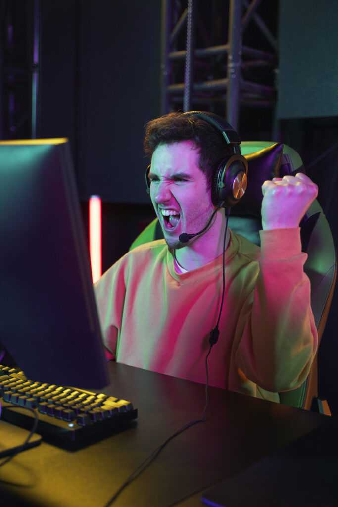 medium-shot-victorious-gamer-desk